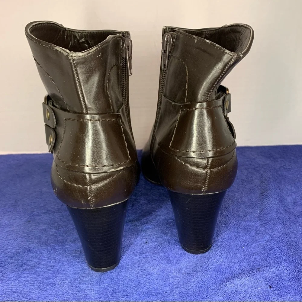 STUDIO WORKS BOLERO - BLACK SIDE BUCKLE HIGH HEEL ZIP-UP ANKLE BOOTS SIZE 9M 9M
